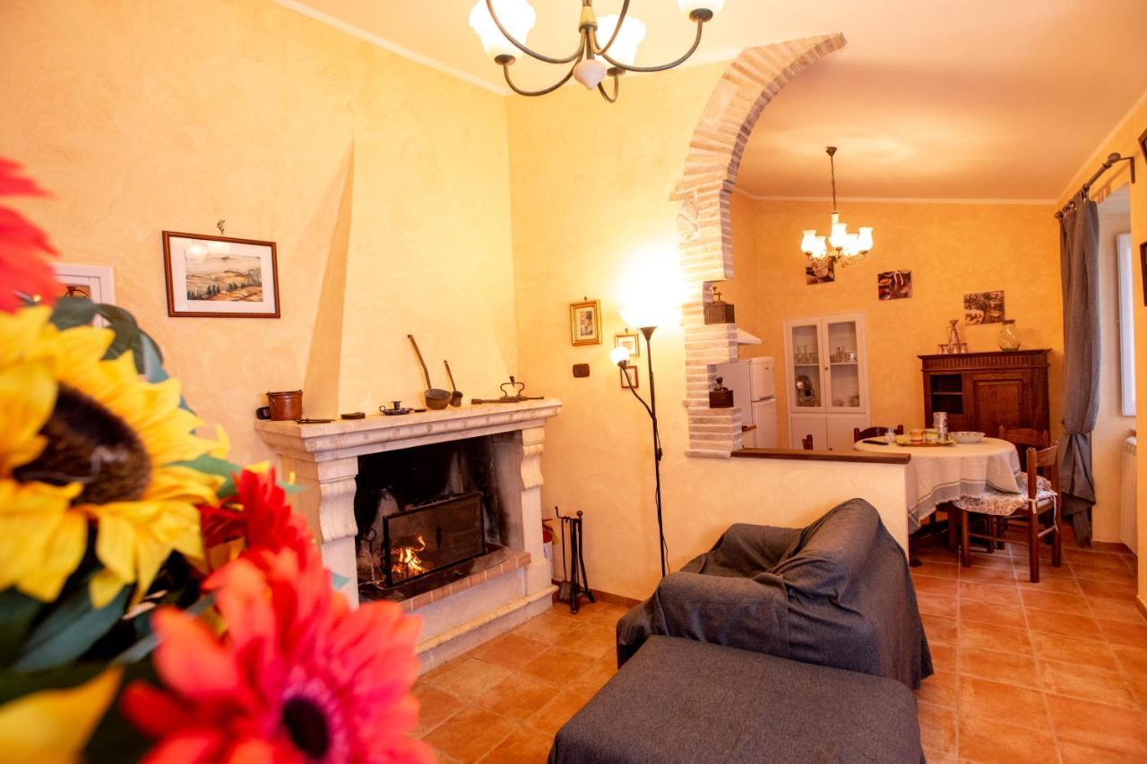 Relax Nell' Antico Borgo Villa Casperia Exterior photo