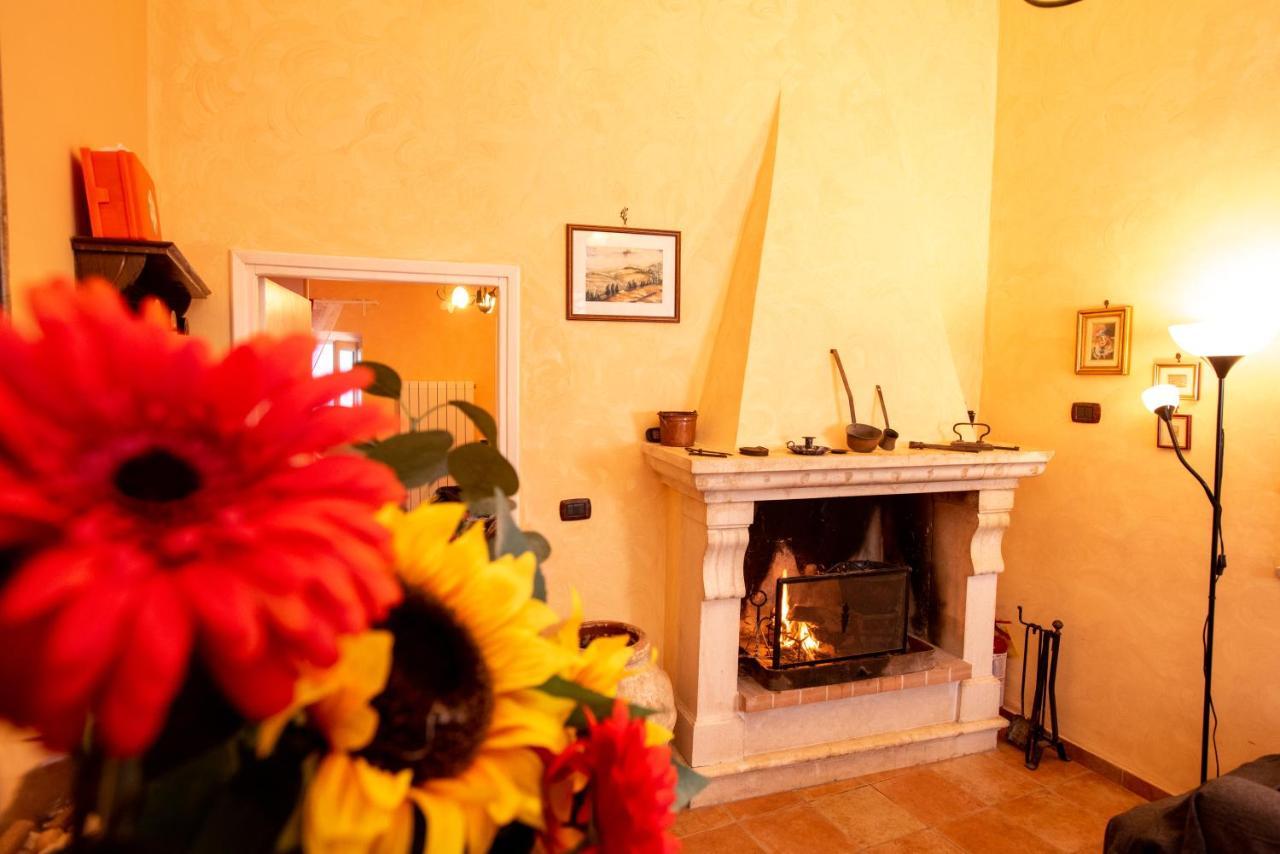 Relax Nell' Antico Borgo Villa Casperia Exterior photo